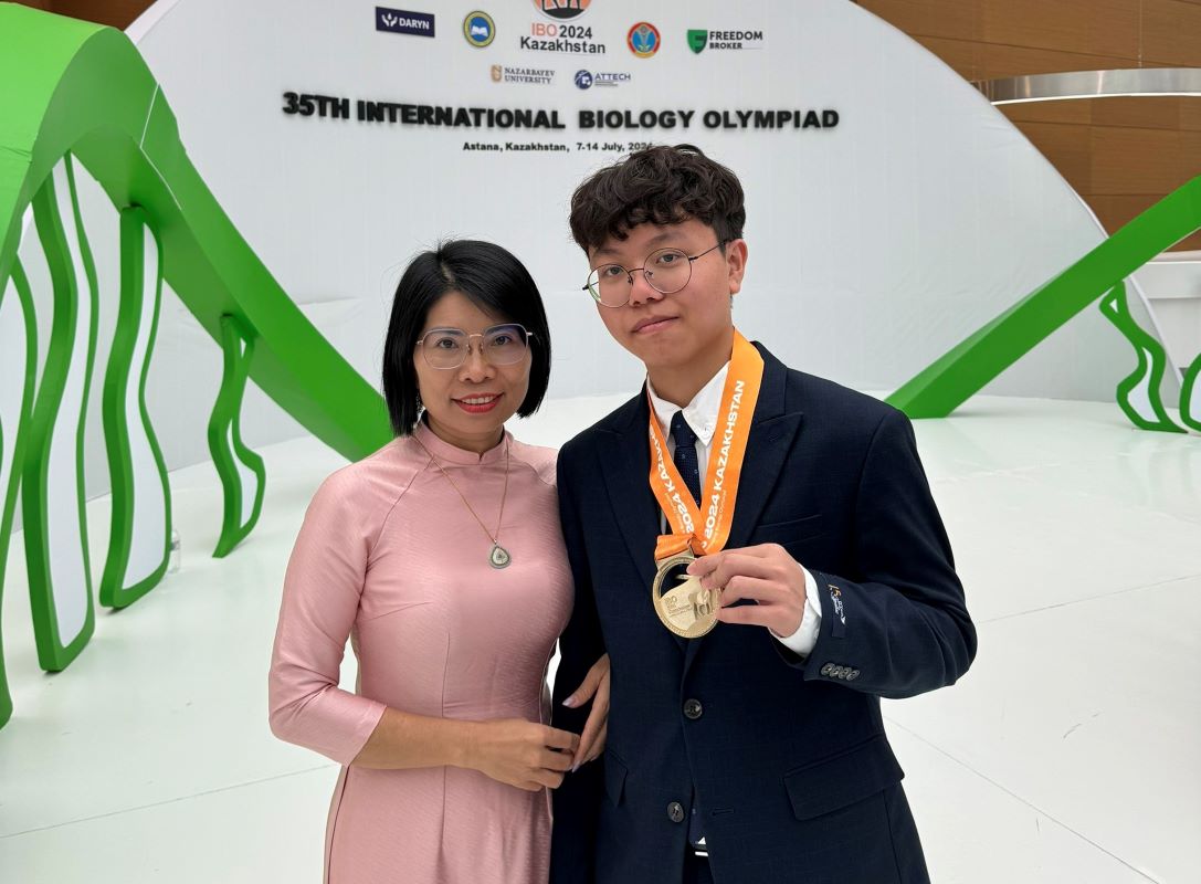 Si Hieu and homeroom teacher Kim Thi Huong at the 2024 International Biology Olympiad. Photo: Provided by the character