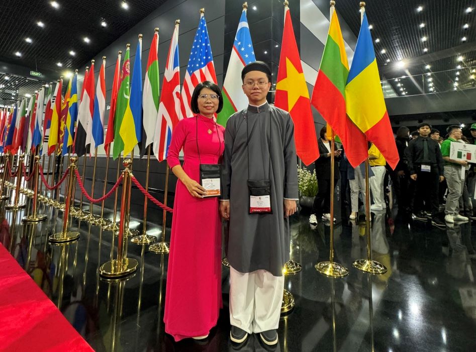 Si Hieu (right) and members of the Vietnamese team appeared at the exam wearing traditional ao dai. Photo: Provided by the character