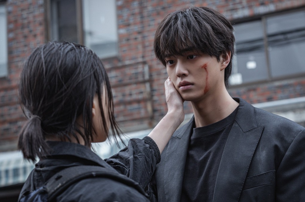 Song Kang trong một cảnh quay của phim “Sweet Home”. Ảnh: Nhà sản xuất