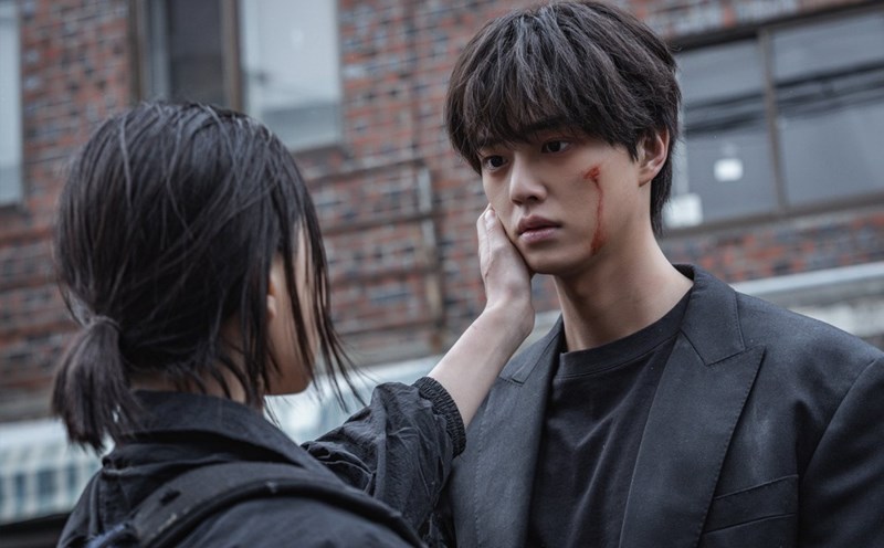 Song Kang trong một cảnh quay của phim “Sweet Home”. Ảnh: Nhà sản xuất