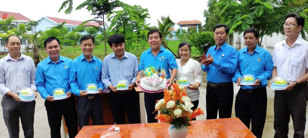 Các đoàn viên CĐCS Trường tiểu học Kế An 1 chúc mừng sinh nhật đoàn viên tại Bữa cơm Công đoàn. Ảnh: LĐLĐ huyện Kế Sách