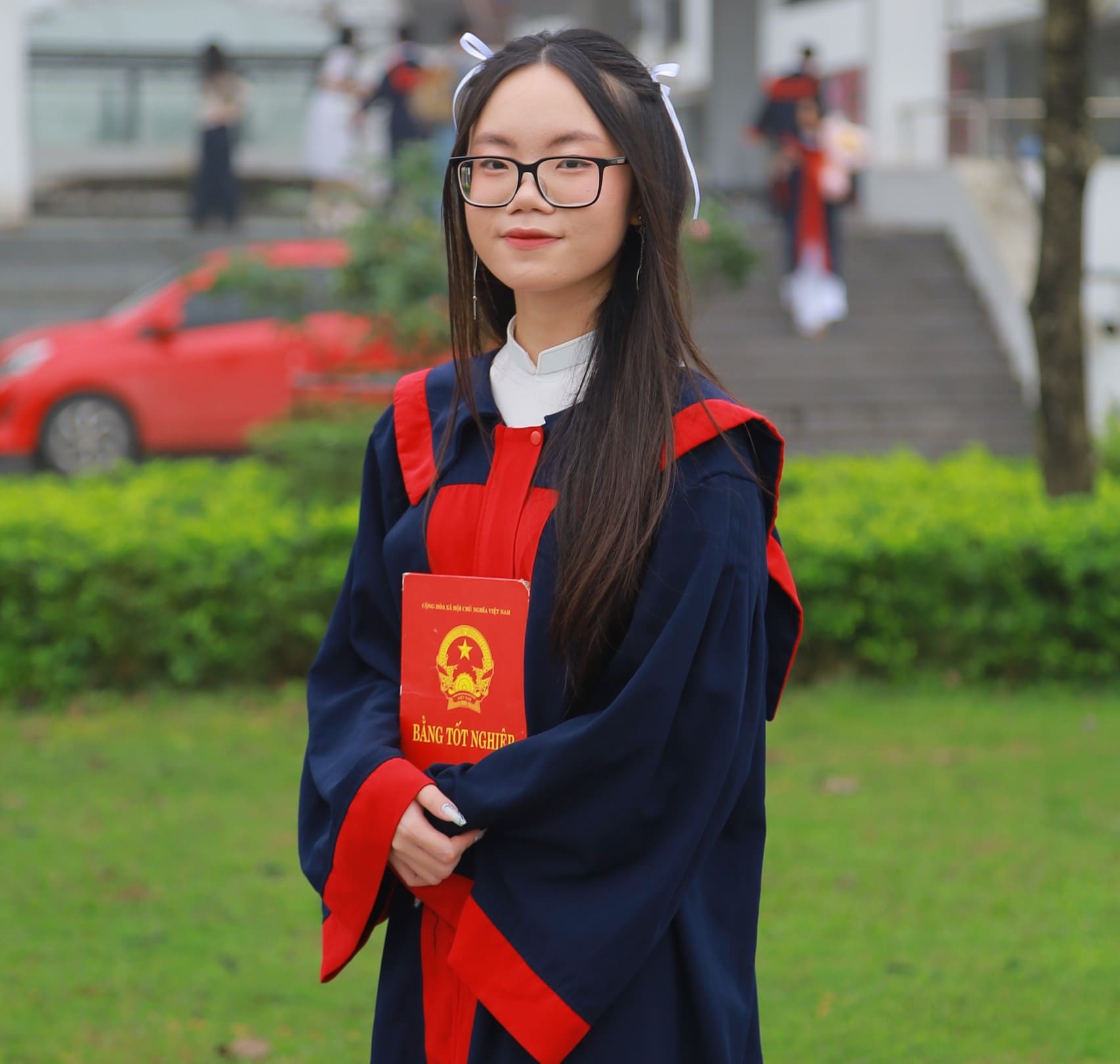 Ninh Binh의 전국 수석 졸업생인 Dinh Thi Bich Ngoc 여학생의 초상화. 사진: Bich Ngoc