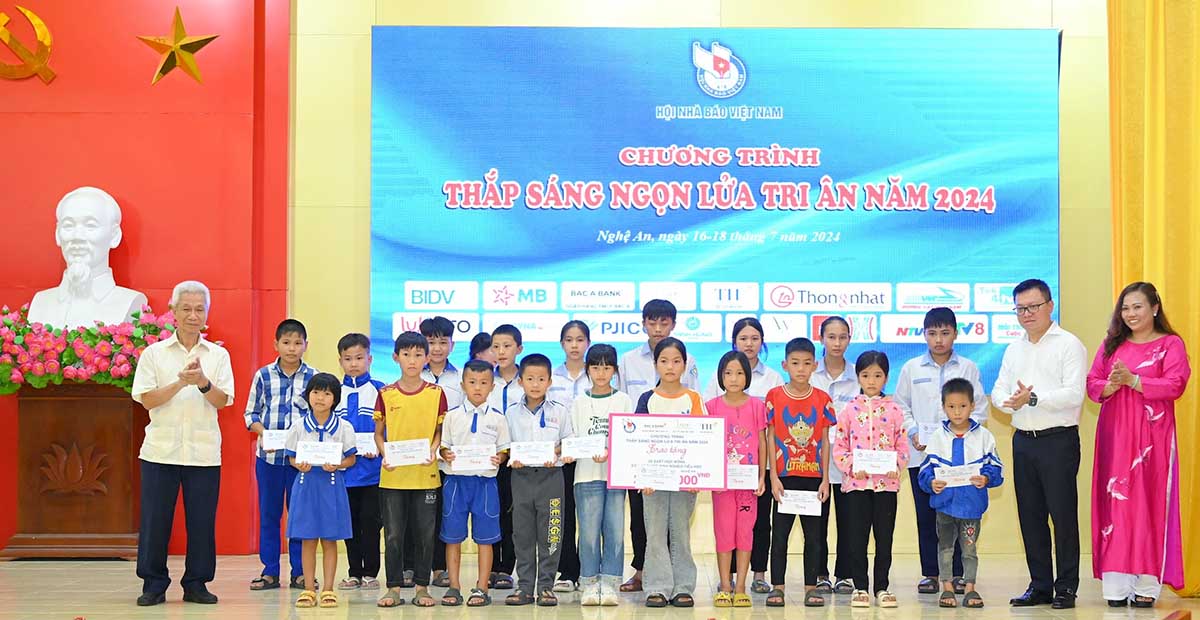 The Vietnam Journalists Association and sponsors donated gifts to poor students overcoming difficulties. Photo: Thanh Cuong