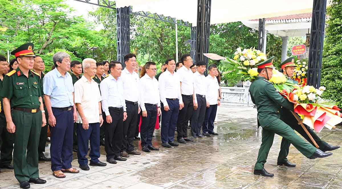 代表は花を提供し、ベトナムラオスインターナショナル墓地で英雄的なmar教者を記念しています。写真：タン・クオン
