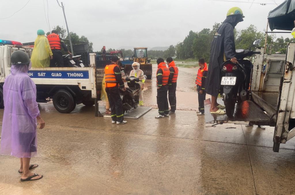 Công an TP Phú Quốc và các lực lượng hỗ trợ người dân khu vực bị ngập do mưa dông ở xã Cửa Dương. Ảnh: Công an Phú Quốc