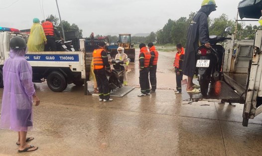 Công an TP Phú Quốc và các lực lượng hỗ trợ người dân khu vực bị ngập do mưa dông ở xã Cửa Dương. Ảnh: Công an Phú Quốc