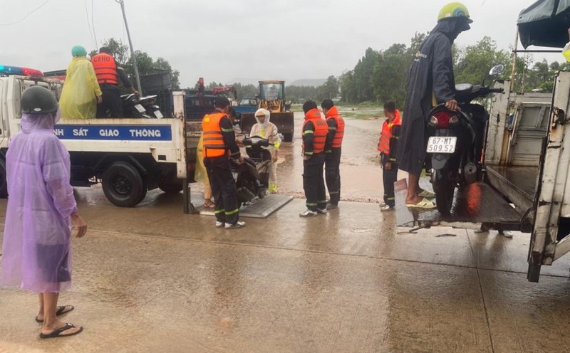 Công an TP Phú Quốc và các lực lượng hỗ trợ người dân khu vực bị ngập do mưa dông ở xã Cửa Dương. Ảnh: Công an Phú Quốc