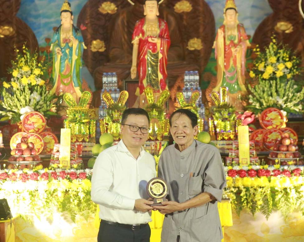 Ông Lê Quốc Minh tặng kỉ niệm chương của Hội Nhà báo Việt Nam cho nhà báo Văn Hiền. Ảnh: Quốc Hùng