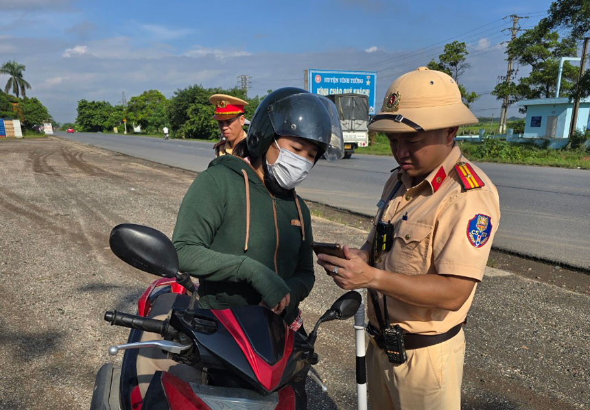 CSGT Vĩnh Phúc hướng dẫn người điều khiển phương tiện xuất trình giấy tờ qua VnelD. Ảnh: Bảo Nguyên