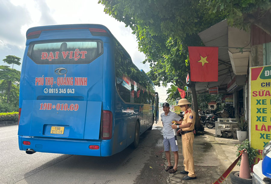 Lực lượng CSGT Vĩnh Phúc tuần tra, kiểm soát các phương tiện vận tải. Ảnh: Bảo Nguyên