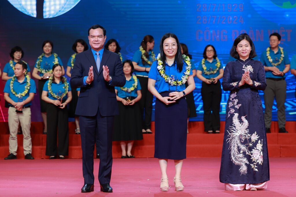 Chairman of the Vietnam General Confederation of Labor Nguyen Dinh Khang and Permanent Deputy Secretary of the Hanoi Party Committee Nguyen Thi Tuyen awarded awards to outstanding grassroots Trade Union Presidents. Photo: Hai Nguyen