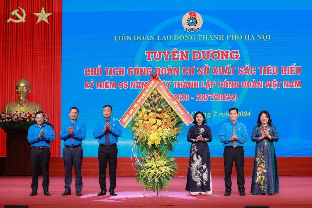 Ms. Nguyen Thi Tuyen - Permanent Deputy Secretary of the Hanoi City Party Committee (3rd from the right) congratulated the Hanoi City Labor Confederation. Photo: Hai Nguyen