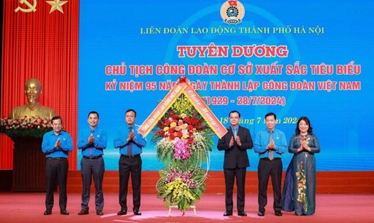 Ông Nguyễn Đình Khang - Ủy viên Trung ương Đảng, Chủ tịch Tổng LĐLĐVN (thứ 3 từ phải sang) chúc mừng LĐLĐ Thành phố Hà Nội tại Lễ kỷ niệm 95 năm Ngày thành lập Công đoàn Việt Nam. Ảnh: Hải Nguyễn
