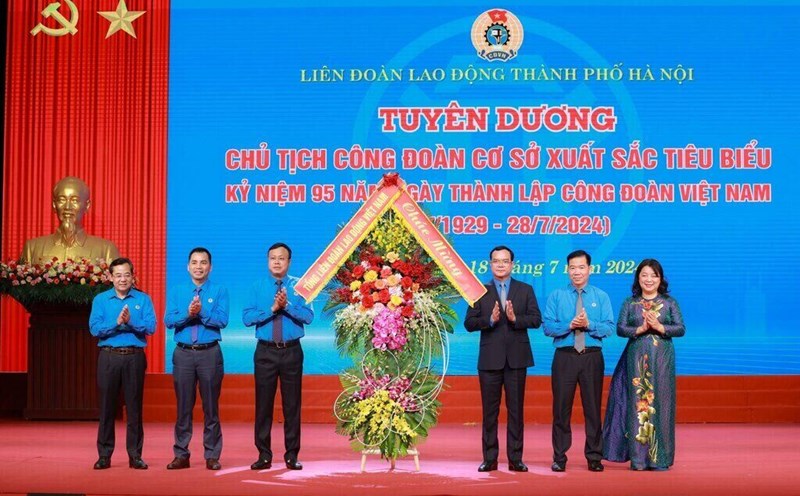 Ông Nguyễn Đình Khang - Ủy viên Trung ương Đảng, Chủ tịch Tổng LĐLĐVN (thứ 3 từ phải sang) chúc mừng LĐLĐ Thành phố Hà Nội tại Lễ kỷ niệm 95 năm Ngày thành lập Công đoàn Việt Nam. Ảnh: Hải Nguyễn