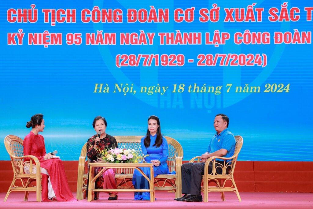 Discussion between generations of Hanoi Trade Union officials. Photo: Hai Nguyen