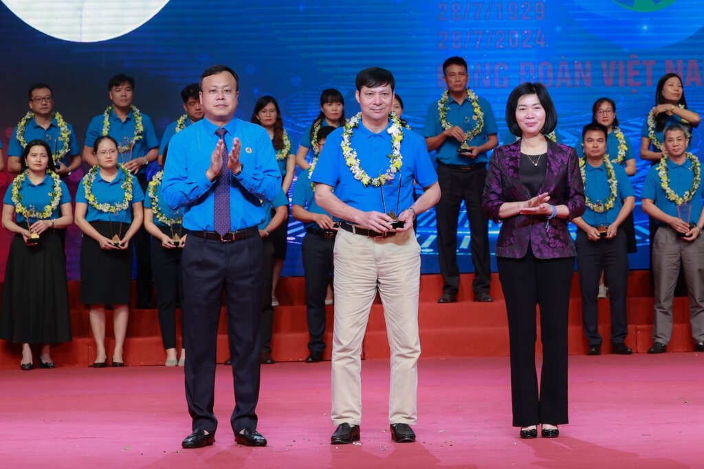 Mr. Pham Quang Thanh - Chairman of the Hanoi City Federation of Labor (left) and Ms. Phung Thi Hong Ha - Permanent Vice Chairman of the City People's Council (right) awarded the outstanding President of the Communist Party of Vietnam. Photo: Hai Nguyen