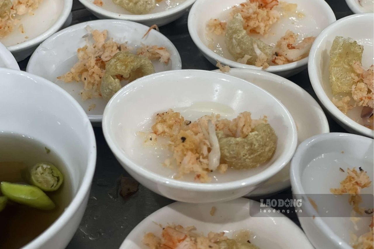 Ba Do's banh beo is small and delicate with an unforgettable rich flavor. Photo: Nguyen Dat