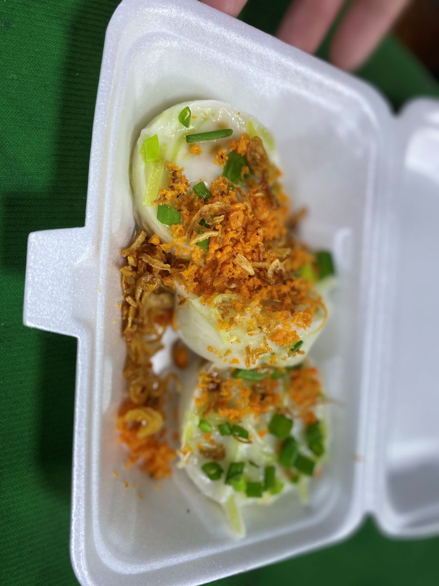 “The festival atmosphere is very bustling, tourists are fascinated by my gourd cake. Even though it only sells for a few hours, this type of cake runs out quickly, the stall has to continuously prepare another batch of cakes to serve it in time," Ms. Lan said.