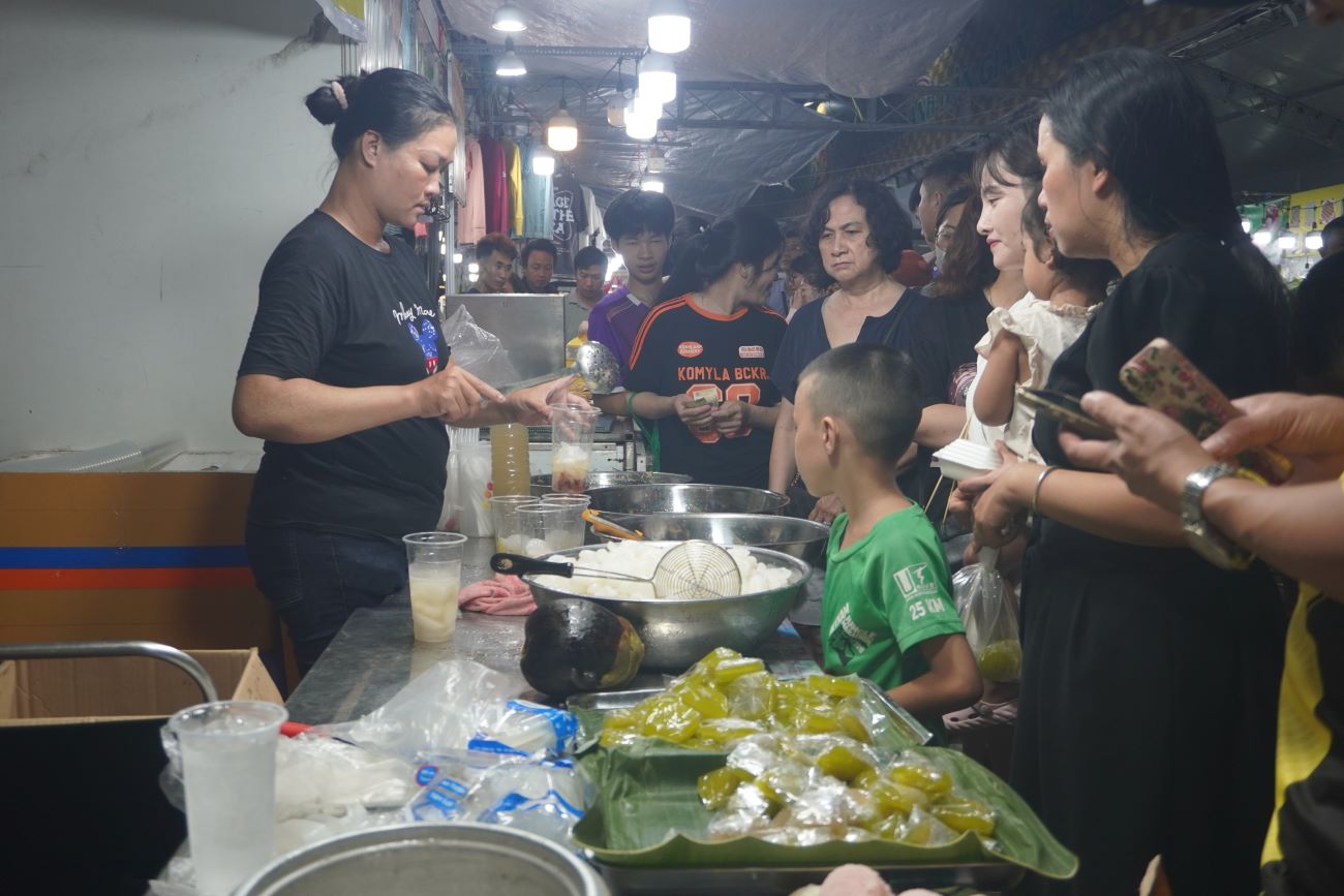 The festival brings together more than 20 stalls selling Southern folk cakes such as An Giang palm beef cake, pork skin cake, tet cake, pandan leaf cake...