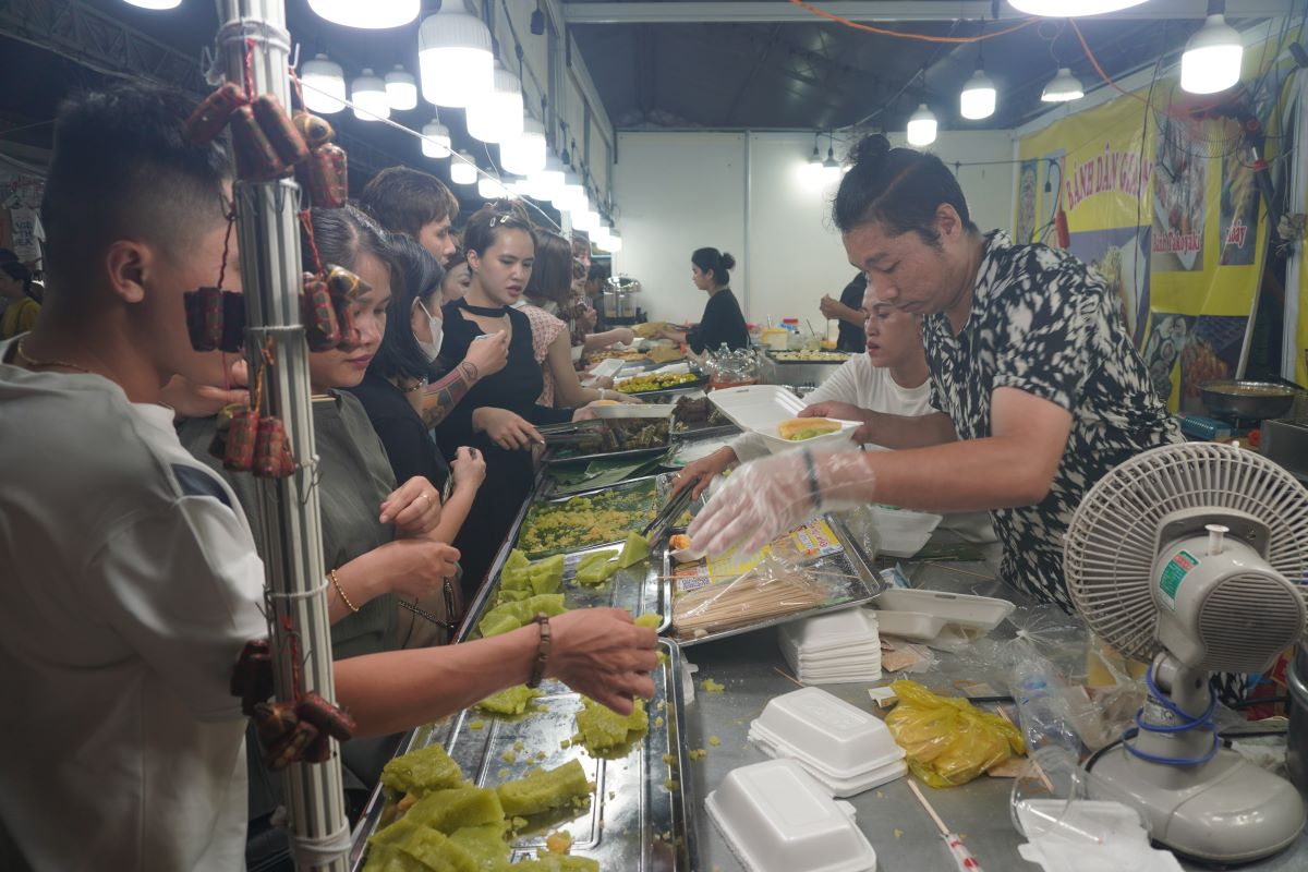 According to the Organizing Committee, within the framework of the program there will be a folk baking contest with the theme "Vietnamese cakes preserved and developed". The first prize winning team will receive 5 million VND; 2 teams winning second prize receive 2.5 million VND/team; The 3 teams that won third prize received 1.5 million VND/team.