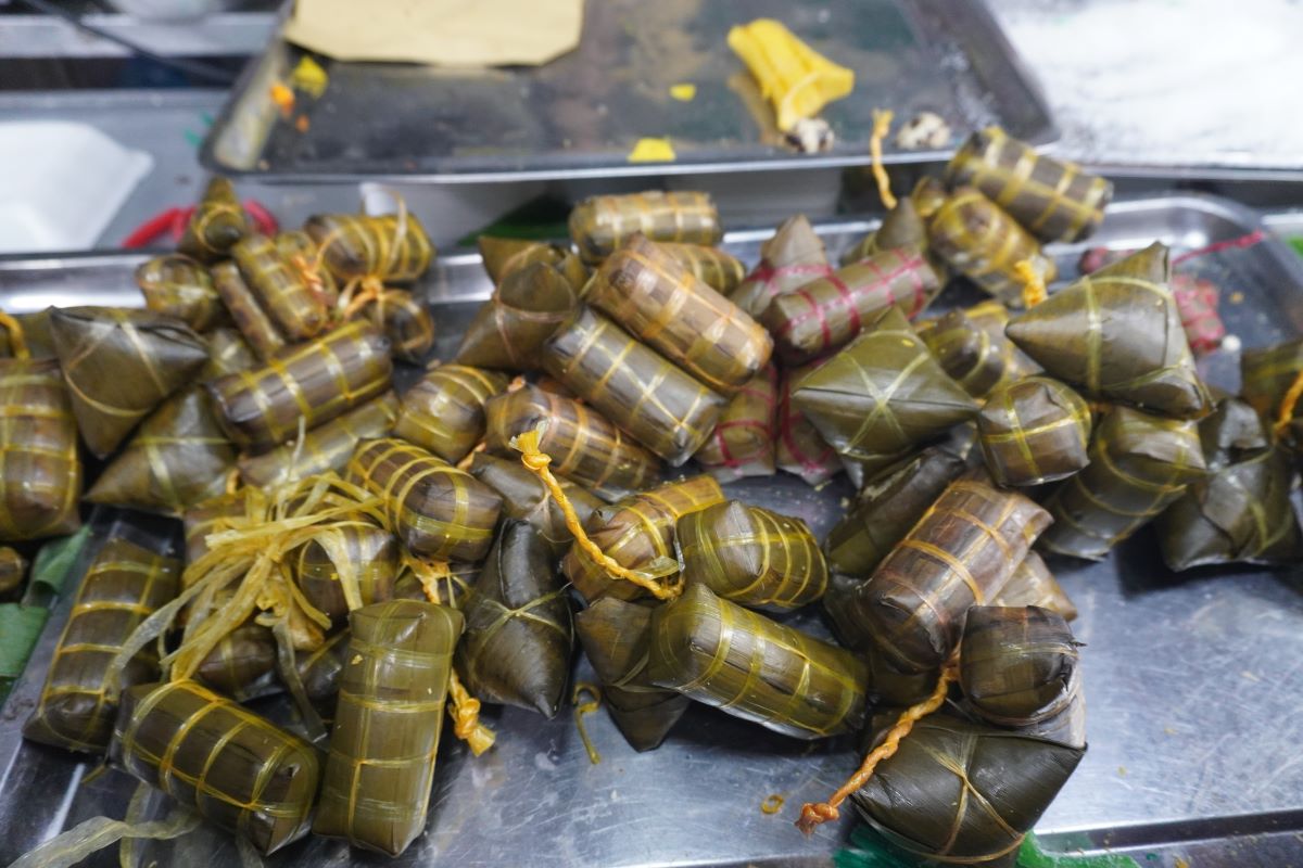 Artisans will demonstrate how to prepare and explain how to make cakes to residents and tourists. In the photo is a small banh tet with the size of a thumb, sold for 7 thousand VND/bunch.
