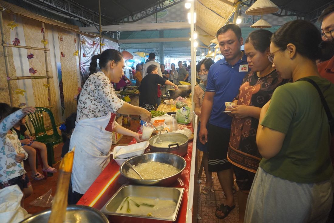 Bringing Soc Trang gourd cake and nipa coconut sweet soup to the festival, Ms. Huynh Ngoc Lan said that this year she brought cakes from the South to perform and introduce to the Central region.