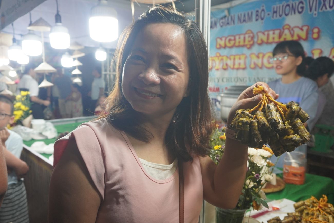 As a tourist from Hanoi, Ms. Tran Thi Kim Chi participated in the folk cake festival in Da Nang for the first time. "There are many delicious and unique cakes at the festival. This is also the first time I have seen little banh tet, cooked from only about 20 grains of sticky rice," Ms. Chi said excitedly.