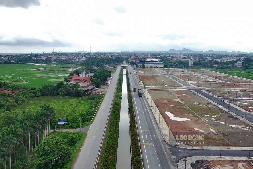 Có thể thấy, khu vực xây dựng dự án có vị trí đắc địa khi nằm sát tuyến đường chính dẫn vào trung tâm thị trấn Lâm Thao (cách trung tâm chỉ khoảng 500m), cách trung tâm Văn hóa - Thể thao huyện Lâm Thao chỉ khoảng 150m, cách UBND huyện khoảng 400m, cách trung tâm Y tế huyện khoảng 700m...