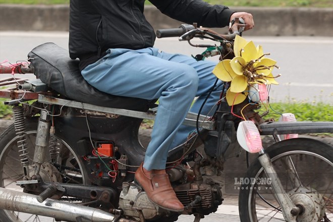 Old motorbikes are one of the sources of air pollution in big cities. Photo: Hai Nguyen