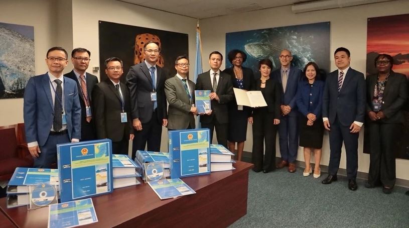 Đoàn công tác của Bộ Ngoại giao Việt Nam tại buổi Đệ trình Ranh giới thềm lục địa mở rộng ngoài 200 hải lý ở Khu vực Giữa Biển Đông lên Ủy ban Ranh giới Thềm lục địa Liên Hợp Quốc (CLCS). Ảnh: TTXVN