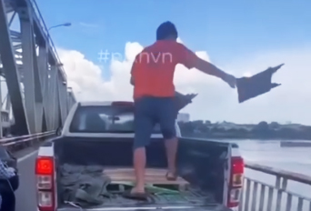 Image d'une personne dans une voiture jetant des ordures dans la riviere Rouge. Photo tiree d'un clip