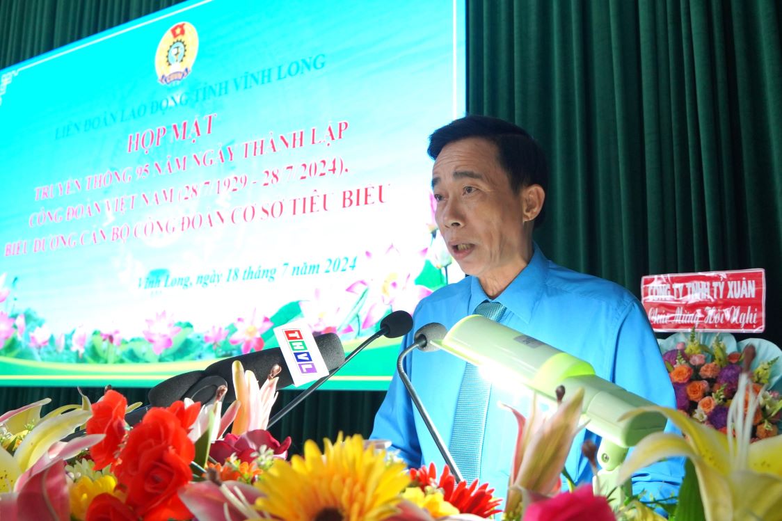 Mr. Tran Van Trach - Chairman of the Confederation of Labor of Vinh Long province spoke at the ceremony. Photo: Ta Quang