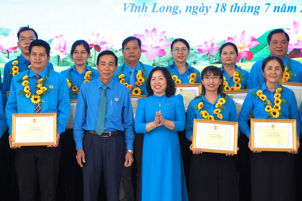 Permanent Vice Chairman of the Vietnam General Confederation of Labor Thai Thu Xuong, Mr. Tran Van Trach - Chairman of the Confederation of Labor of Vinh Long province and union officials. Photo: Ta Quang