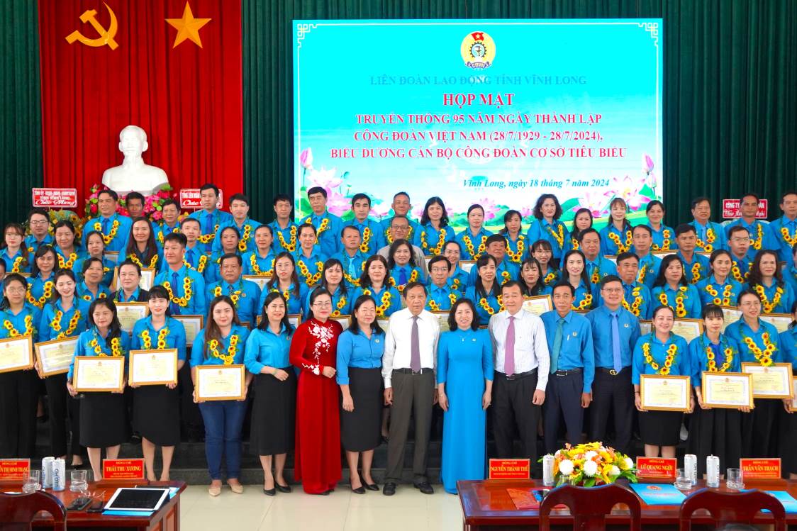 Leaders of the Vietnam General Confederation of Labor, Leaders of Vinh Long province and union officials. Photo: Ta Quang