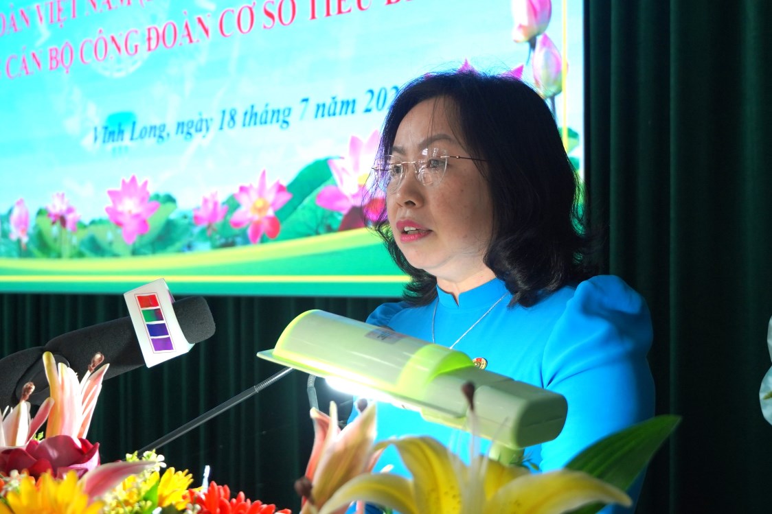 Permanent Vice President of the Vietnam General Confederation of Labor Thai Thu Xuong spoke at the ceremony. Photo: Ta Quang