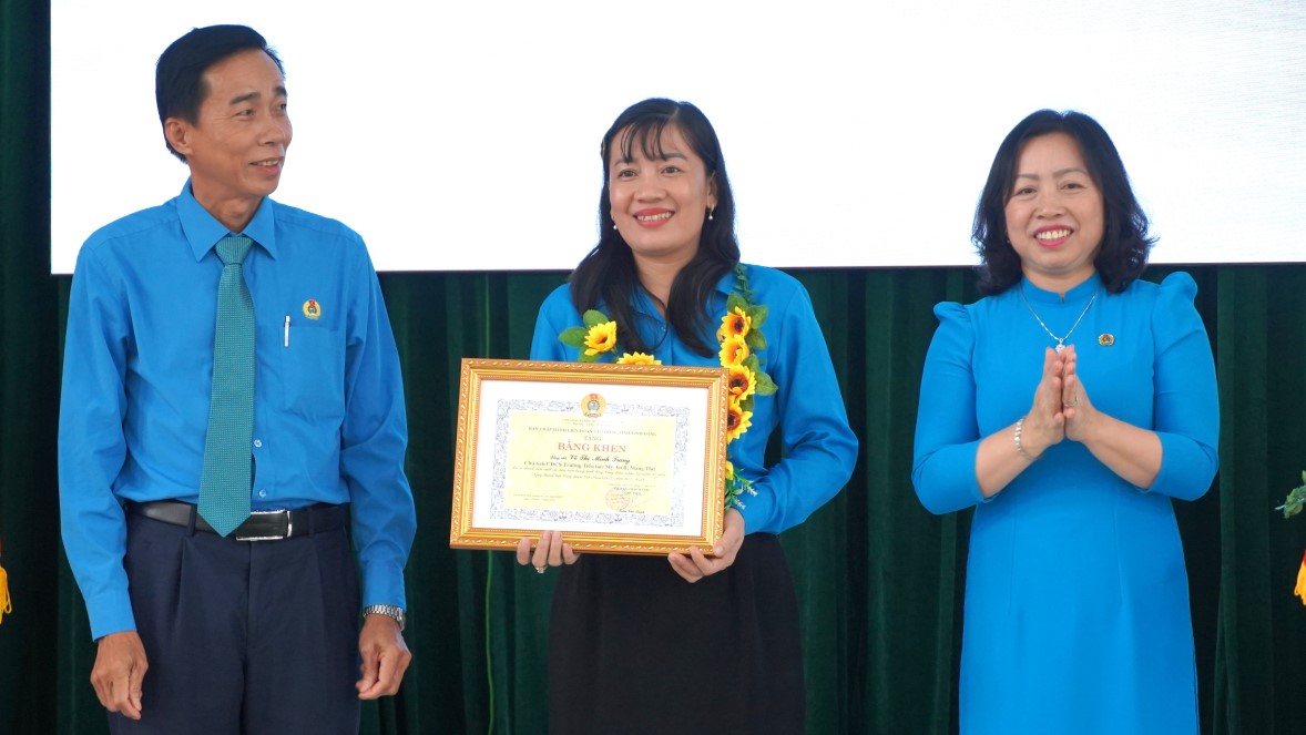 Standing Vice Chairman of the Vietnam General Confederation of Labor Thai Thu Xuong and Mr. Tran Van Trach - Chairman of the Confederation of Labor of Vinh Long province awarded certificates of merit and flowers to union officials. Photo: Ta Quang