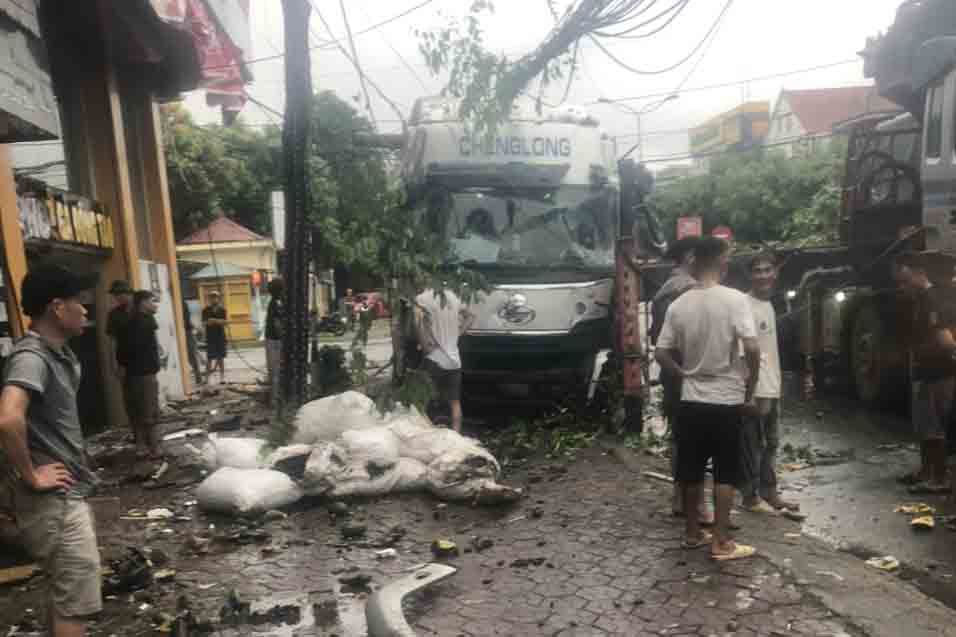 The truck's front end was dented after the accident. Photo: Quoc Cuong.