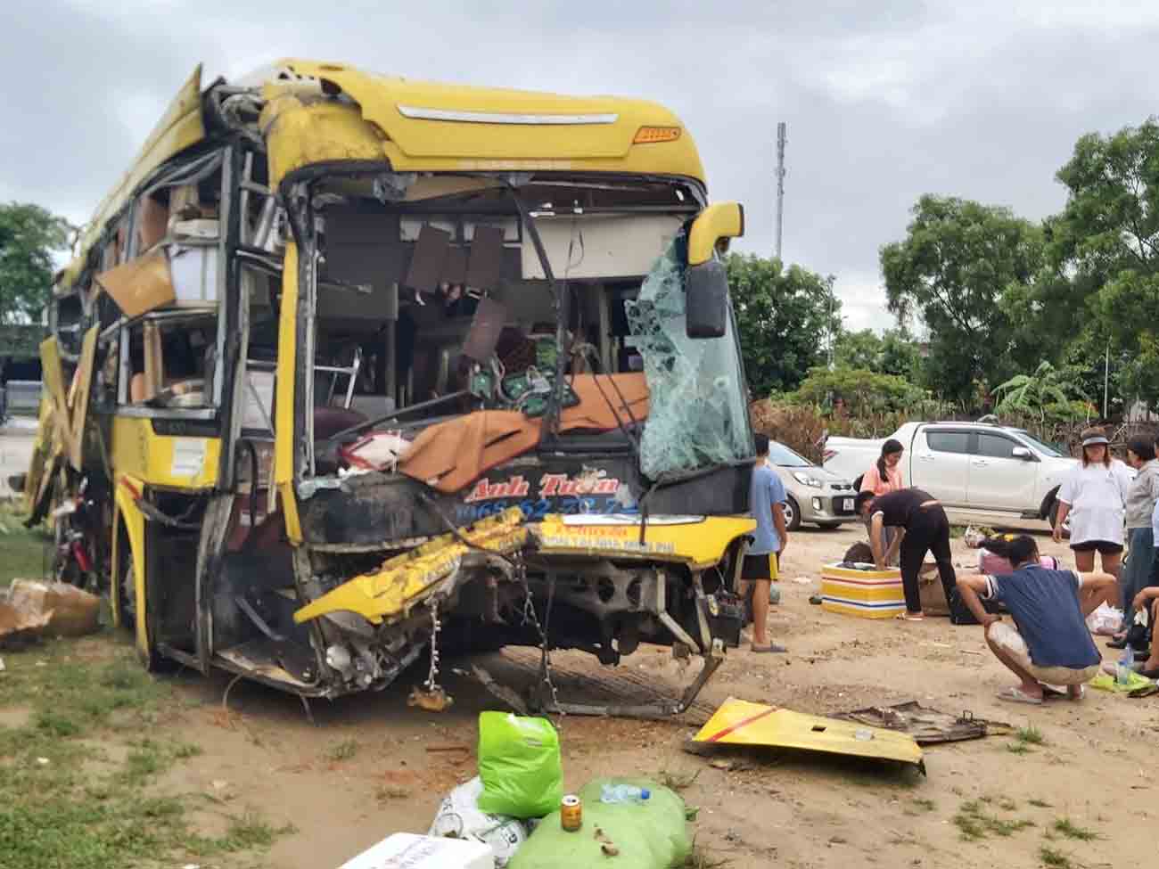 Un autocar gravement endommage apres l'accident. Photo : Quoc Cuong