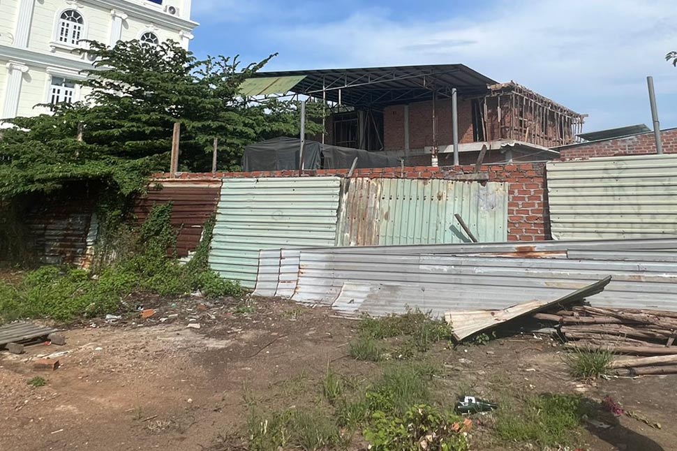 무허가 건축물은 미퐁사 인민위원회 청사(푸미현 빈딘성)에서 불과 200m 떨어진 곳에 양철 울타리가 쳐져 있습니다(2023년 촬영). 사진: Du Ca