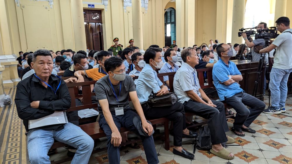 More than 200 lawyers participated in defending the defendants, protecting the legal rights and interests of the victims and related people; Mr. Dang Viet Ha alone has 4 lawyers. Nearly 60 people with related rights and obligations were summoned.