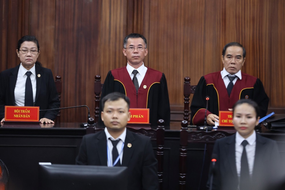 The trial is chaired by judge Huynh Van Truc - Deputy Chief of the Criminal Court, Ho Chi Minh City People's Court, and is expected to last until October 18 (3 months).