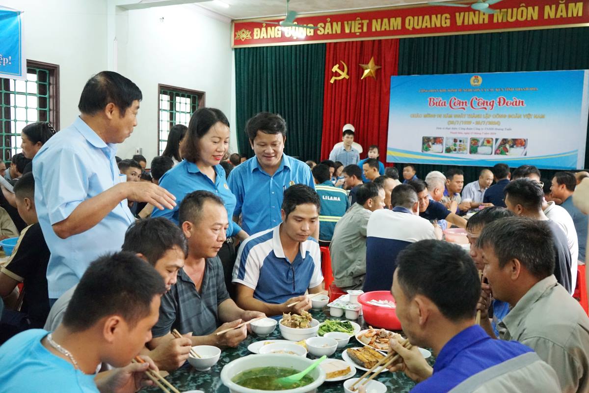 Ms. Trinh Thi Hoa - Standing Vice President of Thanh Hoa Province Confederation of Labor and leaders of Hoang Tuan Co., Ltd. and Nghi Son Trade Union talked and visited workers of Hoang Tuan Co., Ltd. at the "Trade Union Meal". Photo: Quach Du