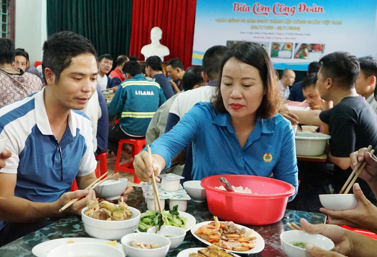 Not only did they come to visit and encourage, representatives of Thanh Hoa province's Confederation of Labor leaders also sat down to eat shift meals with the workers. Photo: Quach Du