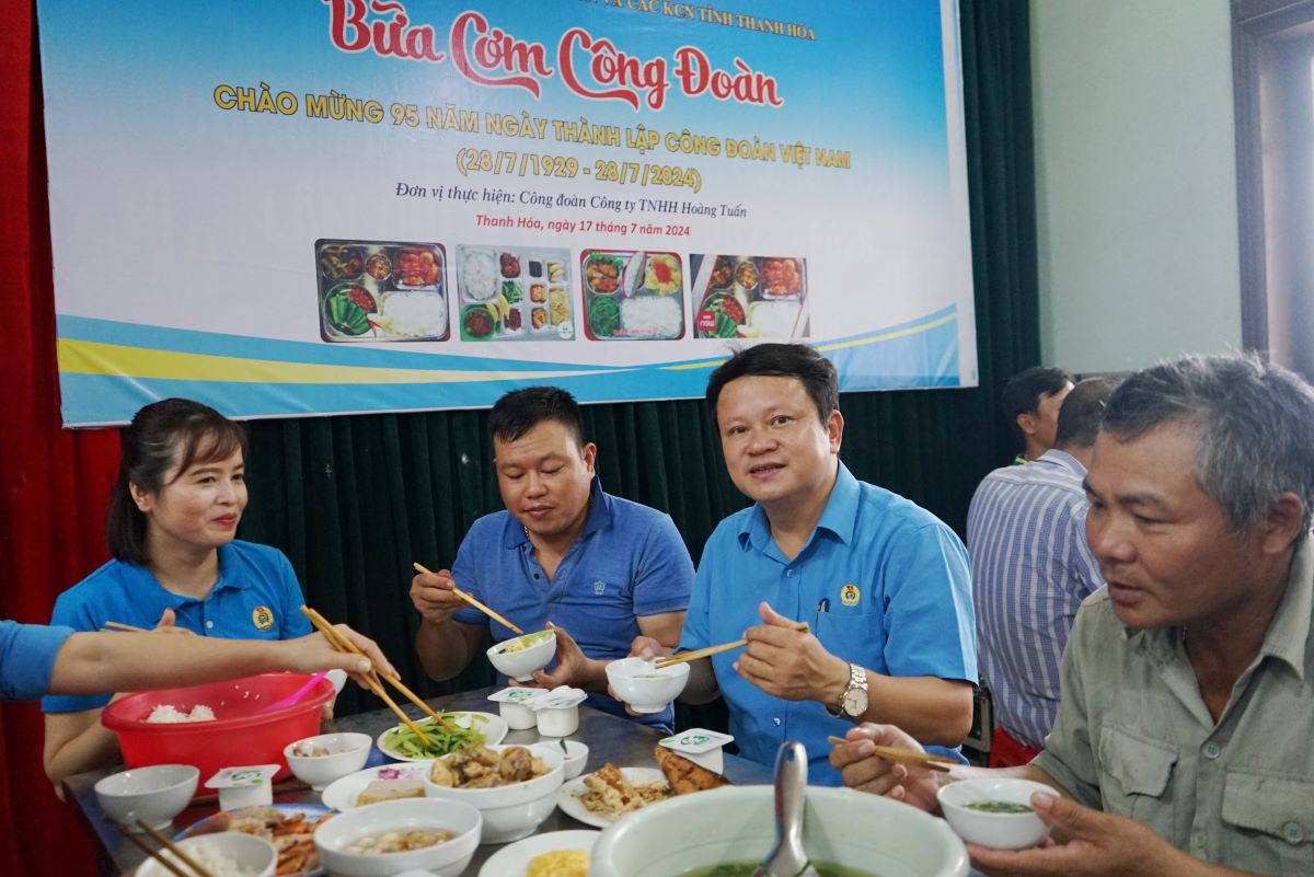 Lãnh đạo Công đoàn Nghi Sơn trò chuyện thân tình, vui vẻ cùng công nhân lao động tại “Bữa cơm Công đoàn“. Ảnh: Quách Du.