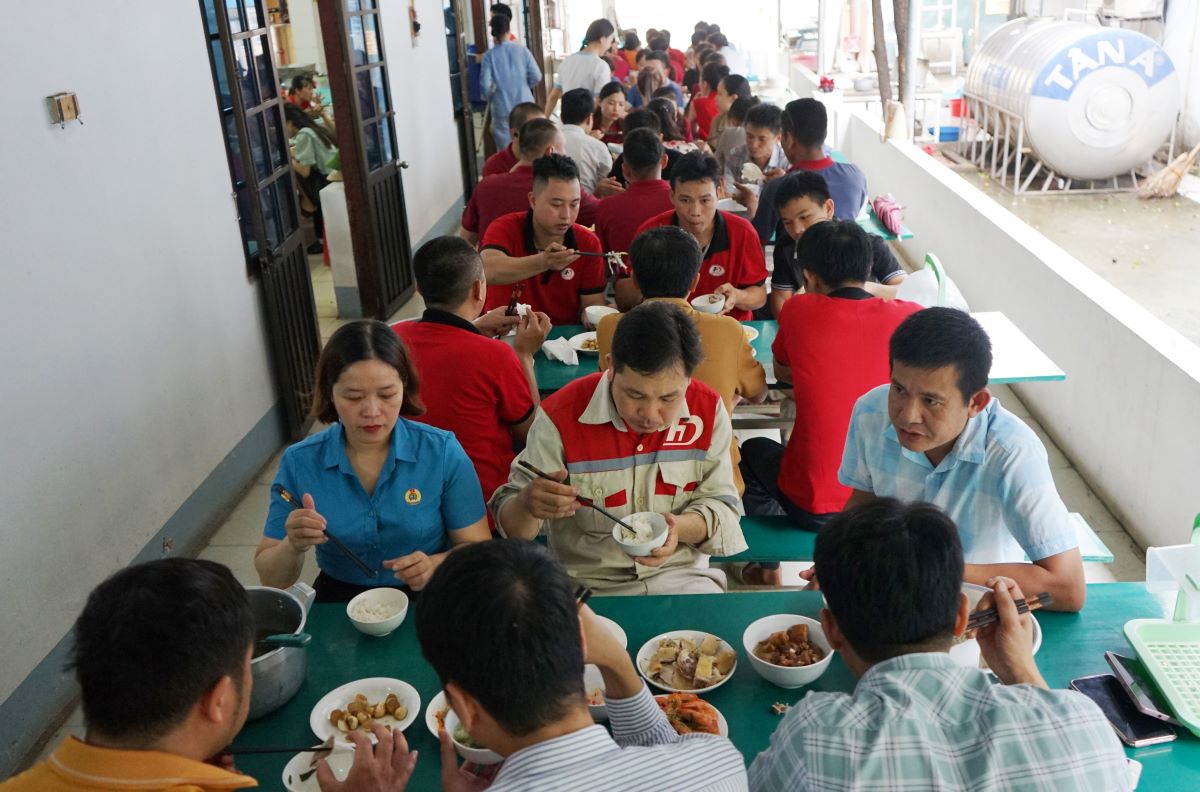 On the occasion of the 95th anniversary of the founding of the Vietnam Trade Union (July 28, 1929 - July 28, 2024), the Trade Union of Nghi Son Economic Zone and Industrial Parks of Thanh Hoa Province (abbreviated as Nghi Son Trade Union) coordinated with leaders of businesses and grassroots trade unions, organize a "Trade Union Meal". Photo: Quach Du