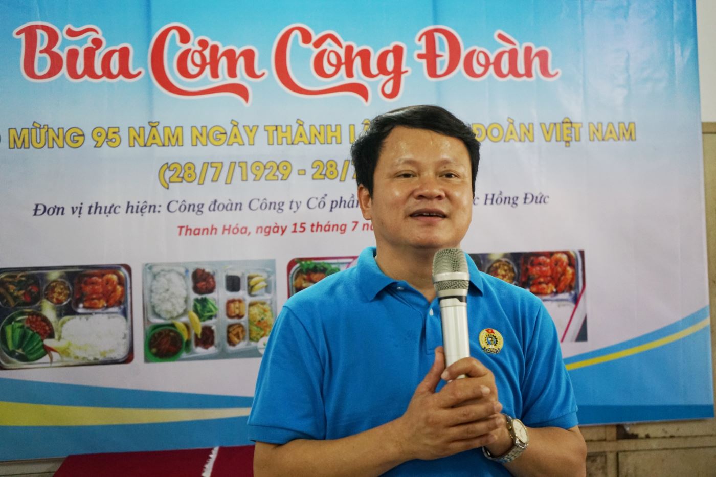 Mr. Ngo The Anh - Chairman of the Trade Union of Nghi Son Economic Zone and Thanh Hoa Industrial Parks said that on this occasion, the unit coordinated to deploy and organize "Trade Union Meals" at 3 enterprises including: Hong Duc Educational Equipment Joint Stock Company; Hoang Tuan Company Limited; Dai Duong Mineral Investment Joint Stock Company. Photo: Quach Du