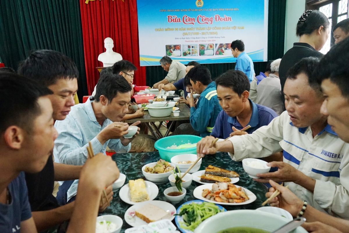 Với giá trị tăng thêm, bữa ăn ca của người lao động có đầy đủ các món như: Thịt gà, tôm, thịt bò, thịt lợn, trứng, tráng miệng sữa chua...Ảnh: Quách Du