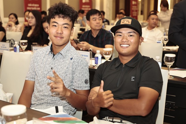 Nguyễn Nhất Long - Nhà vô địch Giải vô địch Golf Quốc gia năm 2023 (bên phải) và Nguyễn Đặng Minh - thành viên đội tuyển Golf quốc gia tham dự họp báo. Ảnh: Huy Hoàng