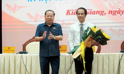 Chủ tịch HĐND tỉnh Kiên Giang Mai Văn Huỳnh tặng hoa chúc mừng ông Hồ Văn Dũng (phải ảnh). Ảnh: Nguyên Anh