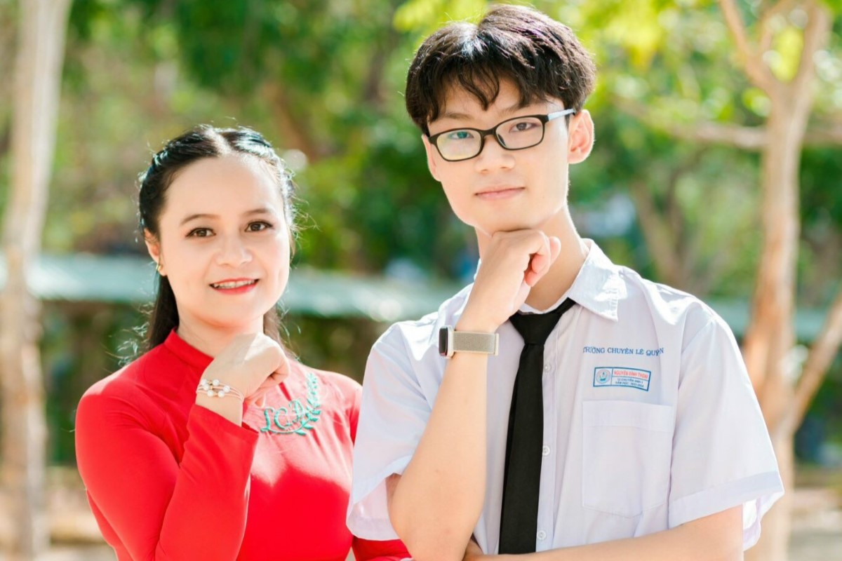 Em Nguyễn Đình Thoại - thí sinh có điểm thi tốt nghiệp THPT cao nhất Bà Rịa - Vũng Tàu và cô giáo chủ nhiệm. Ảnh: NVCC